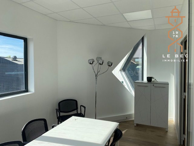 Bien: Plateau de bureaux situé au coeur de la zone commerciale du Poulfanc