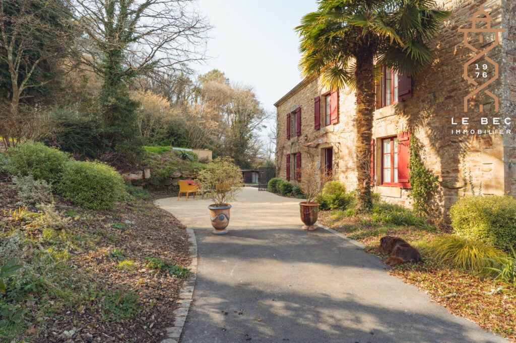 Bien: Ancien moulin et dépendances à vendre, à Locoal-Mendon