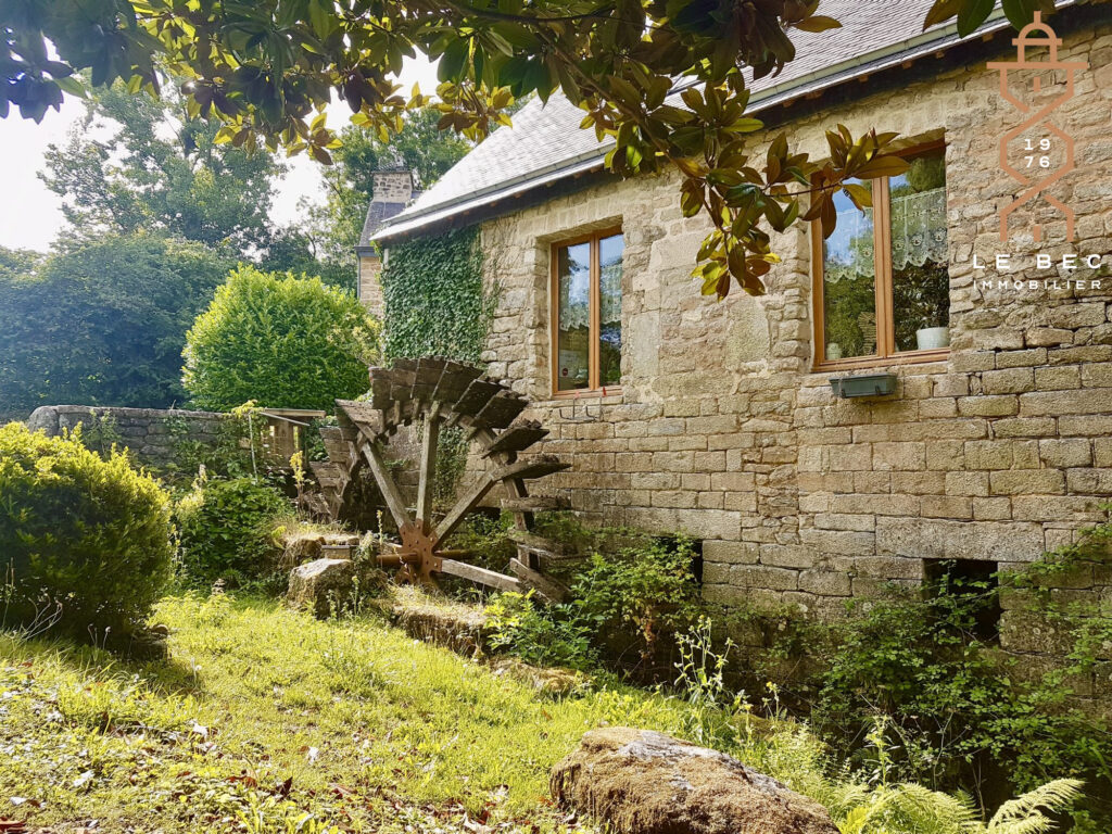 Bien: Ancien moulin et dépendances à vendre, à Locoal-Mendon