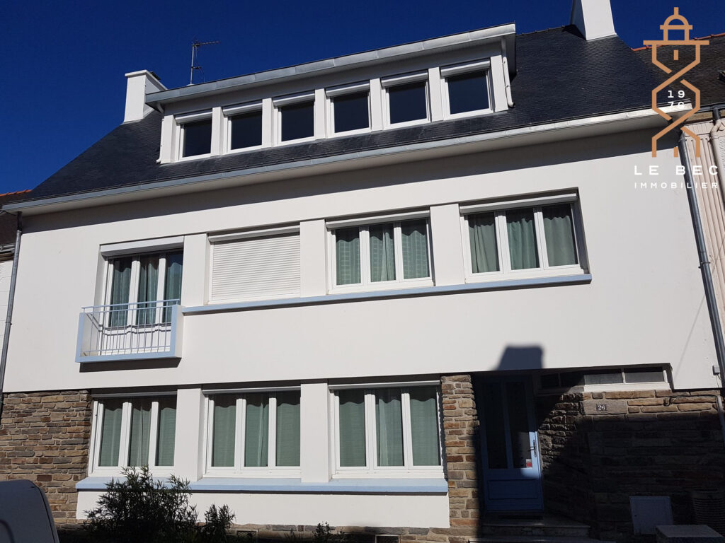 Bien: Élégante maison de ville de 222 m2 avec cour, cave et grenier