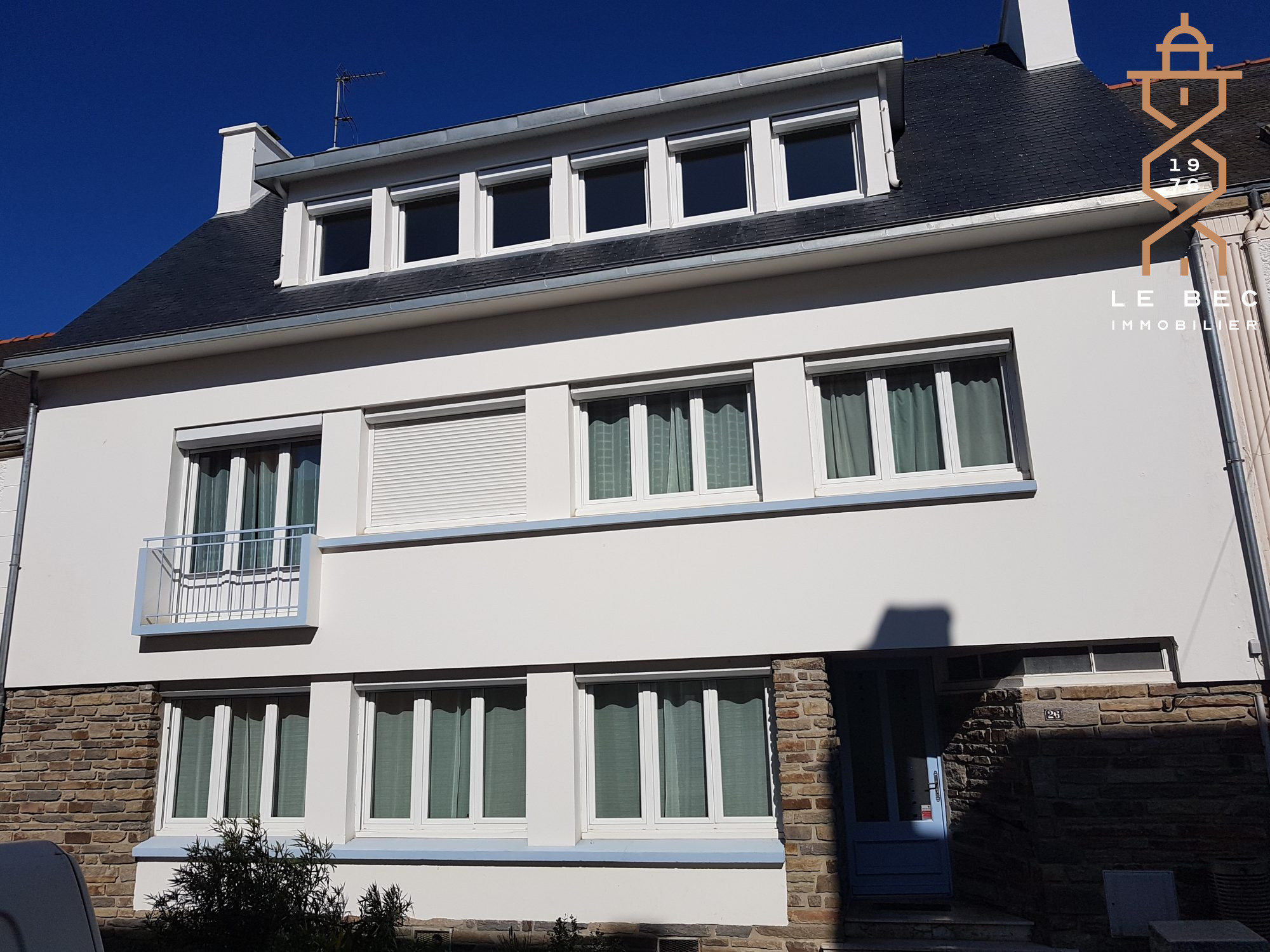 Bien: Élégante maison de ville de 222 m2 avec cour, cave et grenier