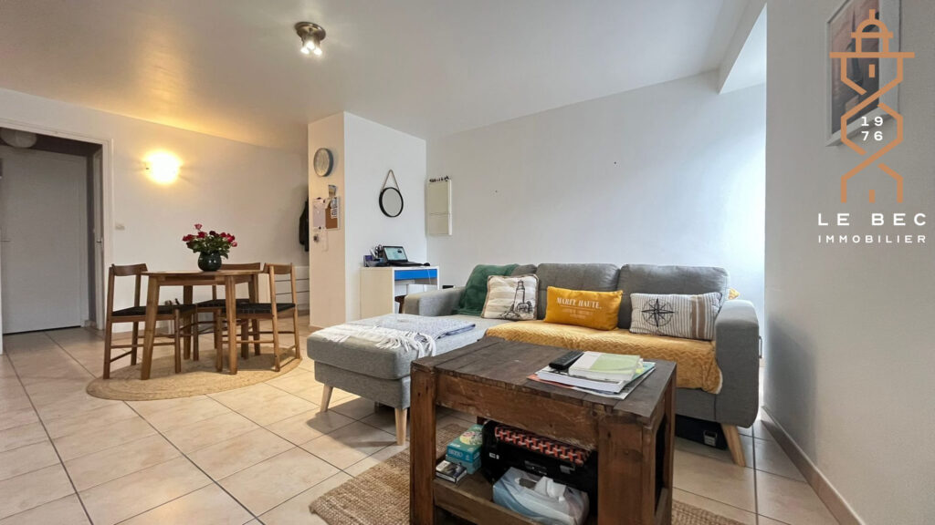 Bien: Immeuble de rapport, offrant trois T2, au bourg de Ploemel