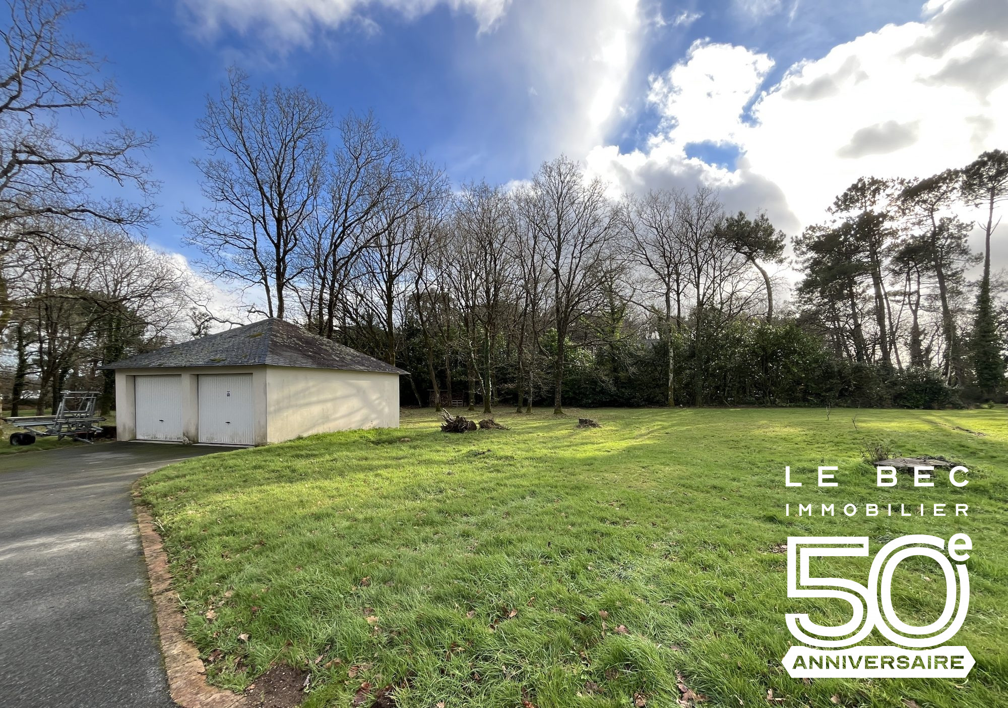 Bien: Maison familiale spacieuse sur terrain de 5800m² à Vendre - PLOUGOUMELEN