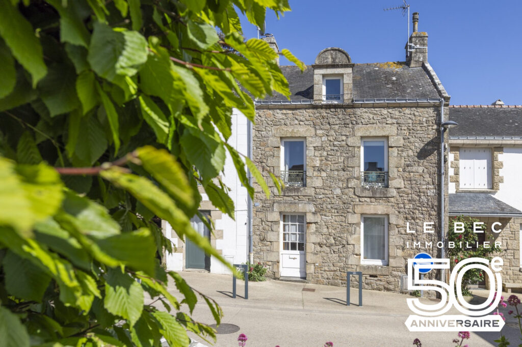 Bien: Charmante maison en pierre, à Vendre au Bourg de Carnac